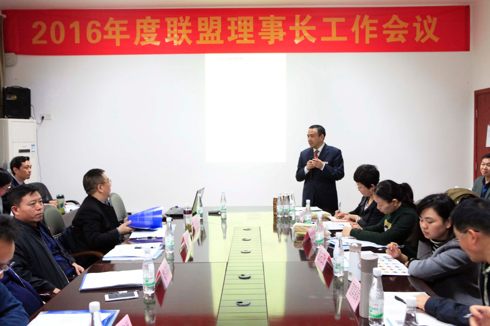 朱福荣院长主持会议.jpg