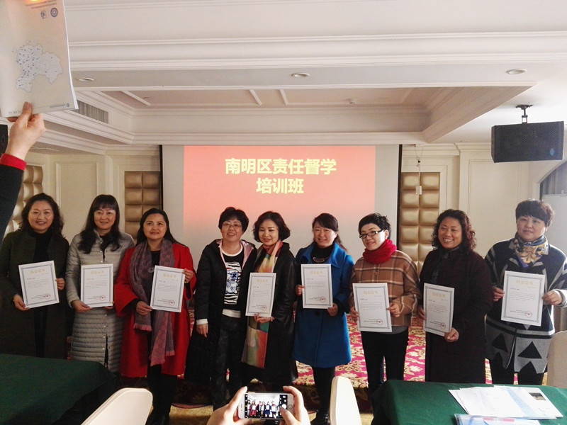 组长代表领取结业证书_副本.jpg