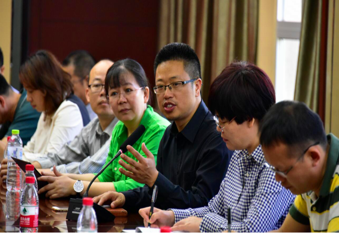 重庆市继续教育中心田伟副主任主持交流活动_副本.png
