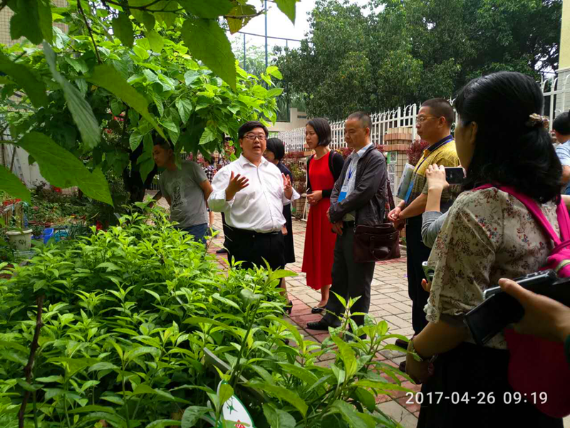 6.蒋和勇校长介绍泛在课程之植物百科_副本.png