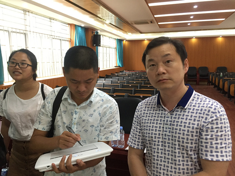 余鑫铭副站长（中）体验信息化设备_副本.jpg