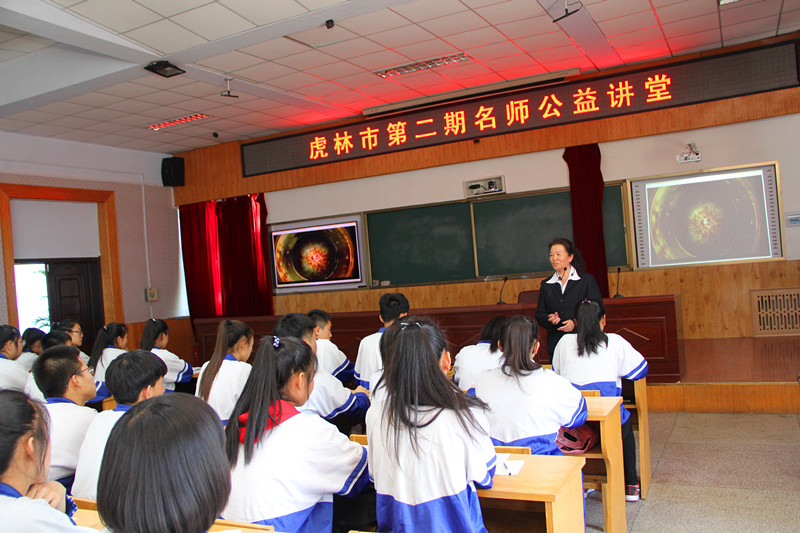 实验中学高级教师范淑云讲授化学课_副本.jpg