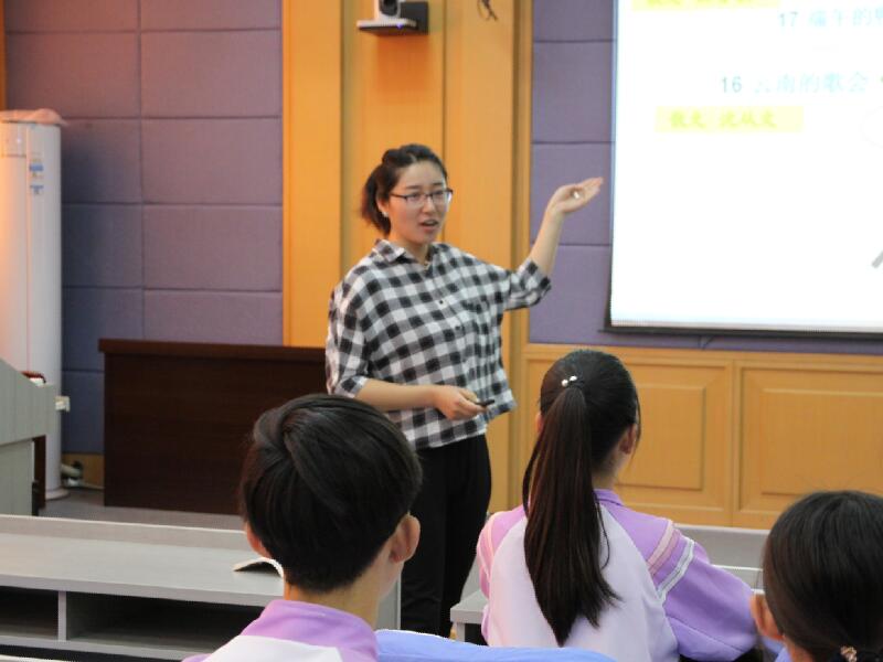 普育学校李蕾老师在上课.jpg