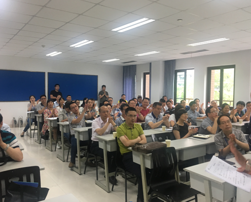 7.学员们的笑声和掌声不时在会场响起.png