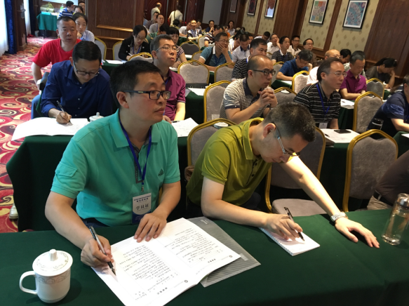 9.学员们专心聆听，奋笔疾书.png
