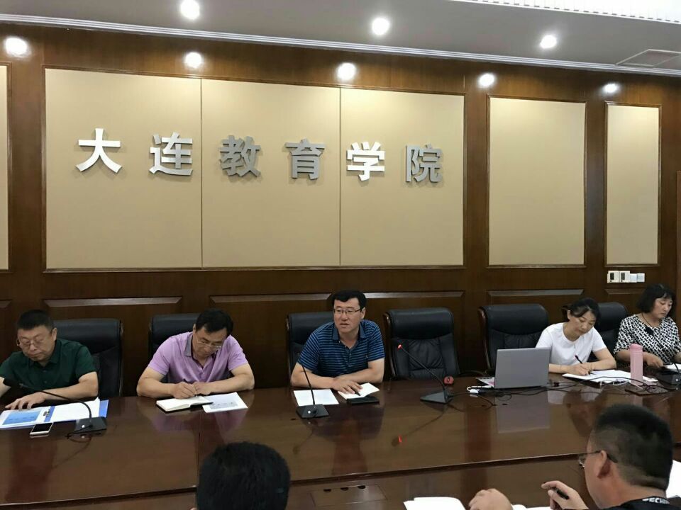 教育局江秀伟副书记（左起第三位）做培训动员讲话.jpg