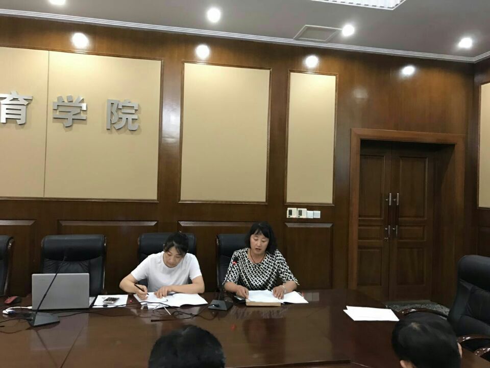 干训部李华主任（右）主持会议.jpg