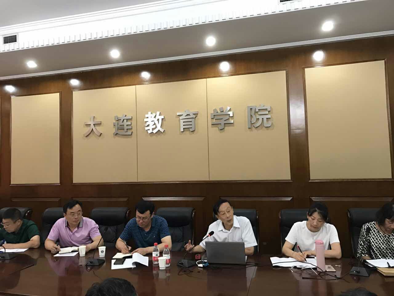 潘卫科处长（左起第四位）做专题报告.jpg