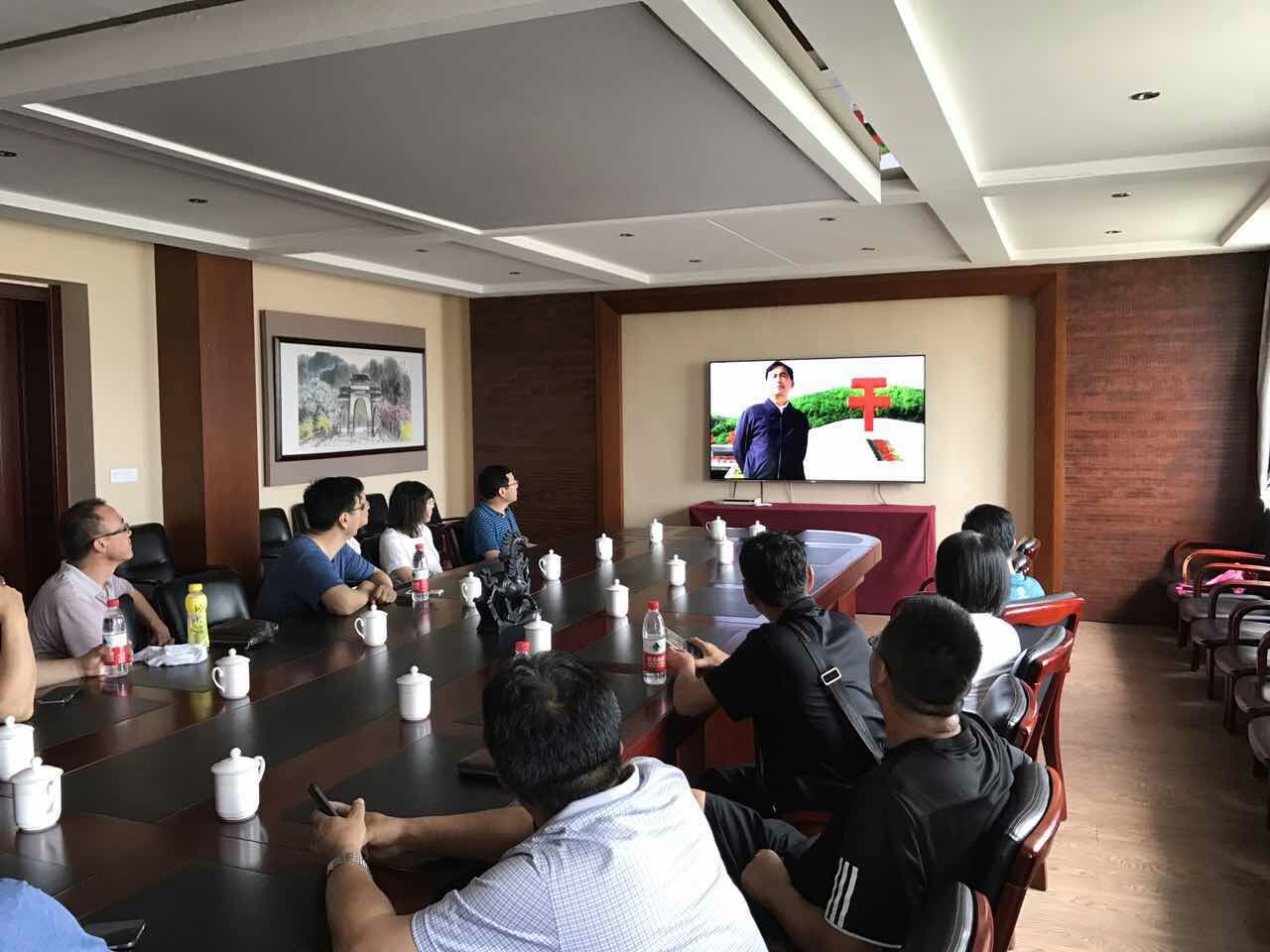 全体培训学员在大梨树党群活动中心观看专题片《丰碑》.jpg