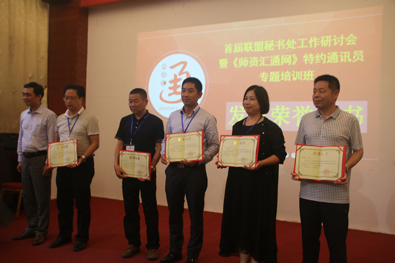 15078557843057fbfba9bfd4da054347663c0668d18f2.jpg 4.发放荣誉证书_副本.jpg