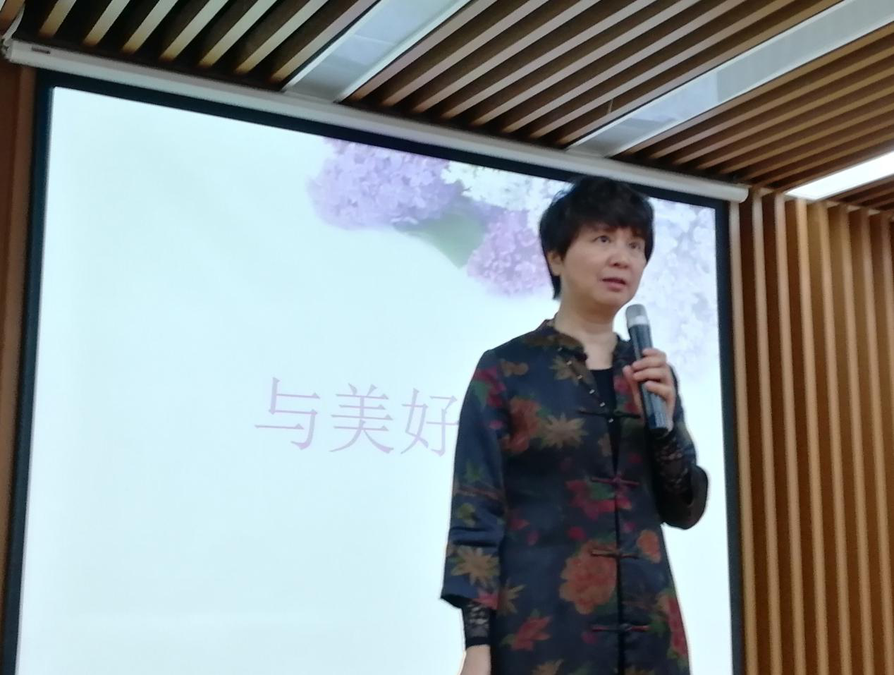 3.深圳龙岗外国语学校校长唐文红作专题报告.png