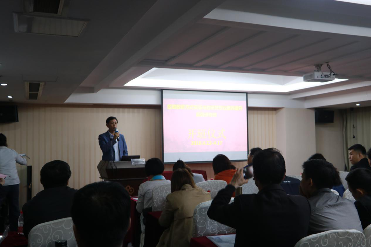 15247964933338e77cb07ac0ef17a0d748963f11156fd.png 图 1全国教师培训机构发展联盟秘书长李小平主持开班仪式.png